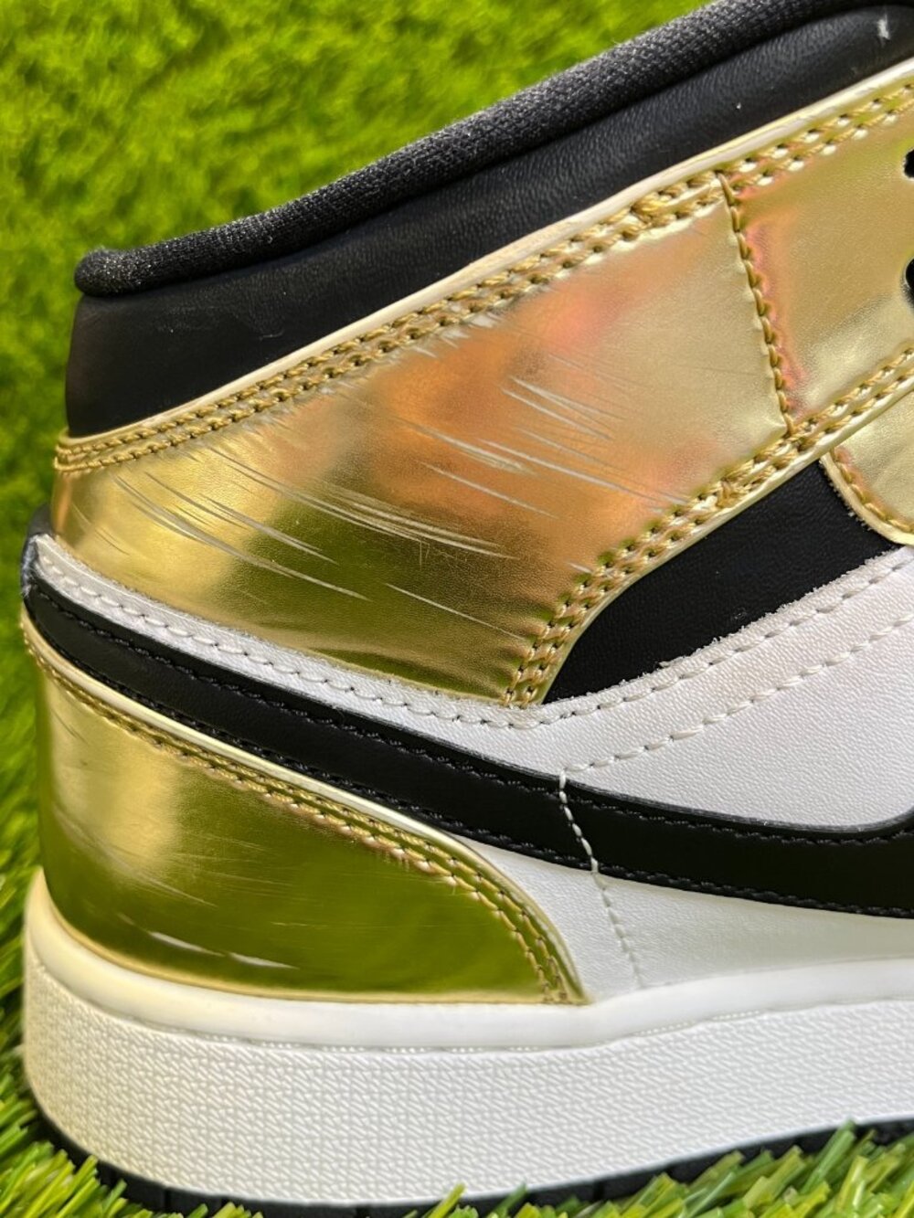 Nike Air Jordan 1 Mid SE Boys Size 7Y Gold White Black Athletic Shoes Sneakers‎ - Picture 2 of 13
